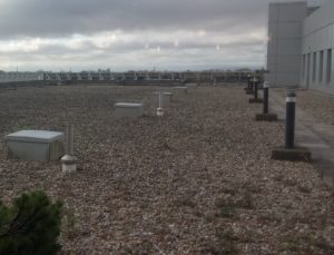 A flat roof, covered in pebbles